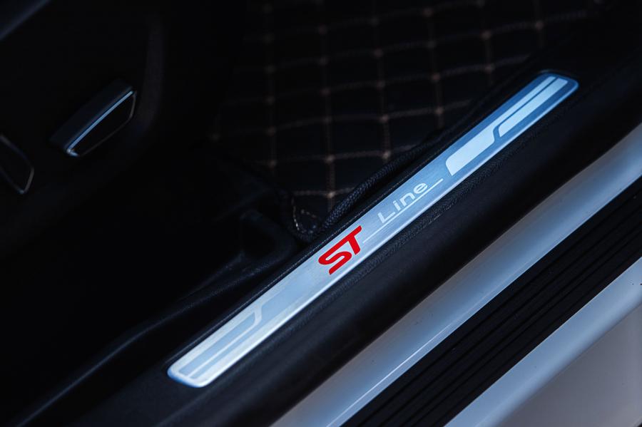 Детали интерьера Ford Edge ST-Line 2019 года  (CN) (фото 10 из 23)